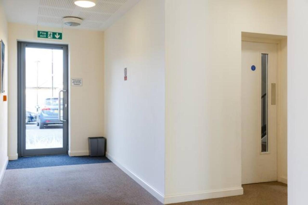 Contemporary Trumpington Apartment With Self Check-In ,Free On-Site Parking, Terrace, Super Fast Wifi & 5 Mins Drive To Papworth & Addenbrookes Hospitals Cambridge  Luaran gambar