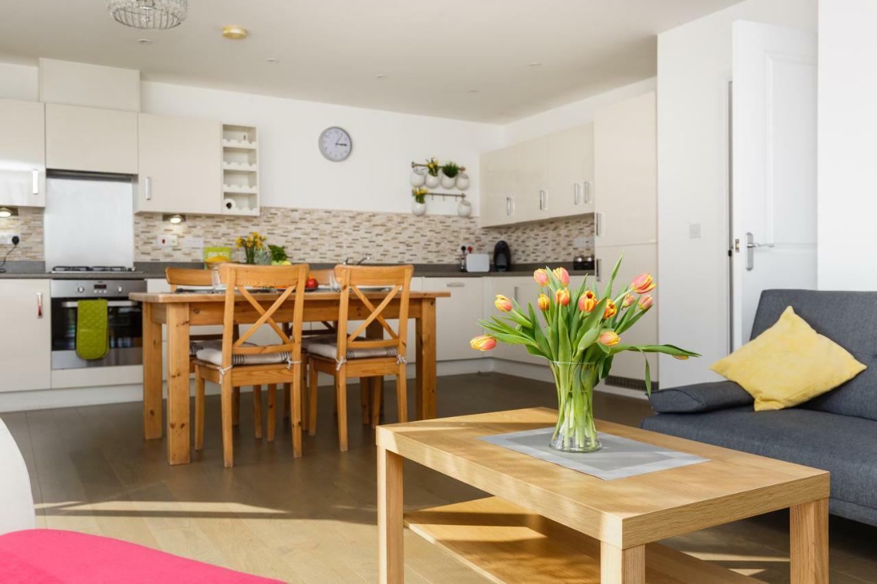 Contemporary Trumpington Apartment With Self Check-In ,Free On-Site Parking, Terrace, Super Fast Wifi & 5 Mins Drive To Papworth & Addenbrookes Hospitals Cambridge  Luaran gambar