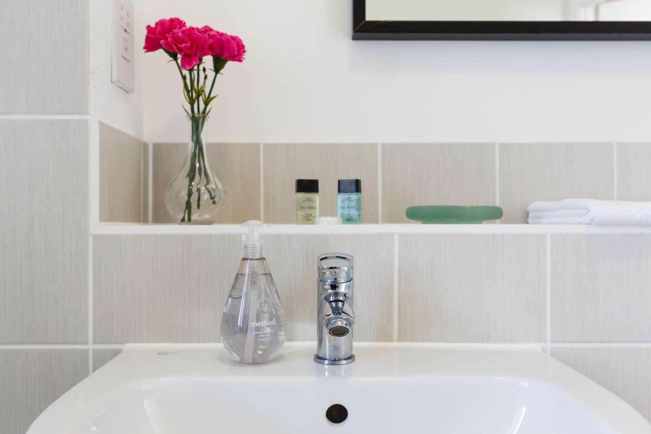 Contemporary Trumpington Apartment With Self Check-In ,Free On-Site Parking, Terrace, Super Fast Wifi & 5 Mins Drive To Papworth & Addenbrookes Hospitals Cambridge  Luaran gambar