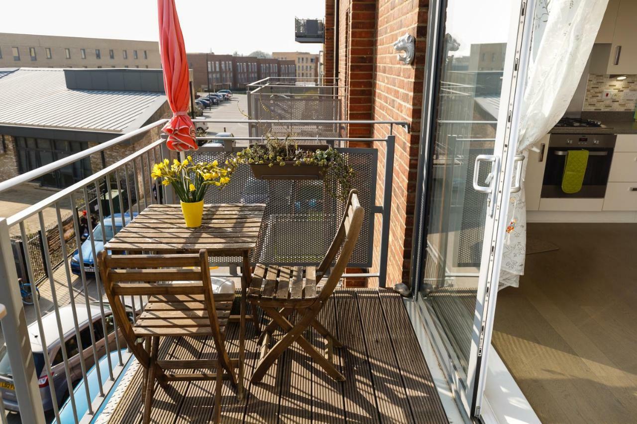Contemporary Trumpington Apartment With Self Check-In ,Free On-Site Parking, Terrace, Super Fast Wifi & 5 Mins Drive To Papworth & Addenbrookes Hospitals Cambridge  Luaran gambar